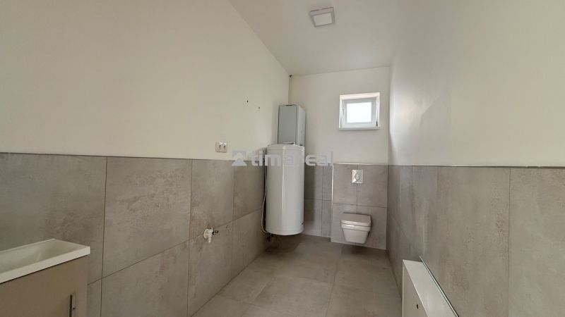 * novostavba moderného 4i domu, Vlčany, centrum - Kúpeľňa v rodinnom dome s WC a vodným bojlerom.