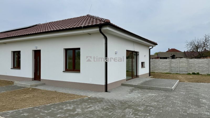 * novostavba moderného 3i domu, Vlčany, centrum - Rodinný dom na Hlavnej ulici vo Vlčanoch s podlahou s dreveným dekorom a terasou.