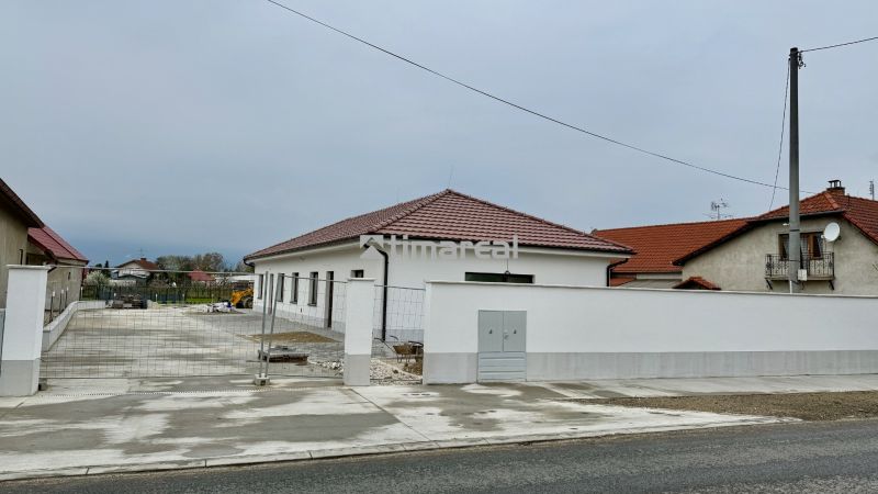* novostavba moderného 3i domu, Vlčany, centrum - Rodinný dom na Hlavnej ulici vo Vlčanoch, biela fasáda, červená strecha.