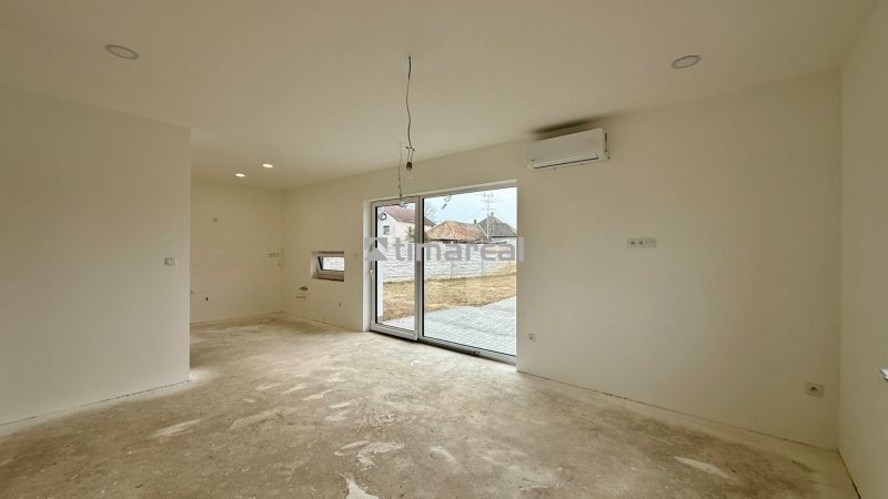 * novostavba moderného 3i domu, Vlčany, centrum - Interiér rodinného domu s posuvnými dverami, klimatizáciou a miestom na kuchynskú linku.