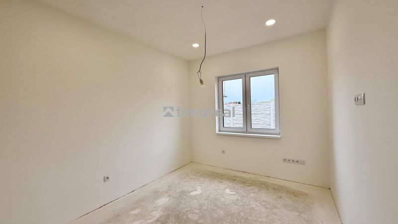 * novostavba moderného 3i domu, Vlčany, centrum - Svetlá izba s oknom a holou podlahou v rodinnom dome.