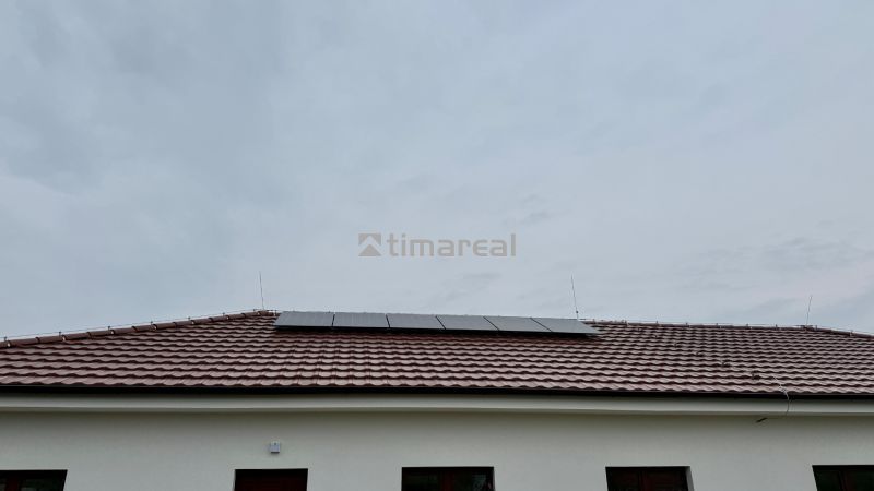 * novostavba moderného 3i domu, Vlčany, centrum - Rodinný dom na Hlavnej ulici vo Vlčanoch so solárnymi panelmi na streche.