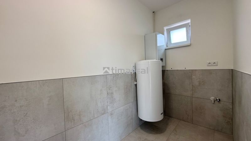 * novostavba moderného 3i domu, Vlčany, centrum - Kúpeľňa v rodinnom dome s dlaždicami na stenách a bojlerom.