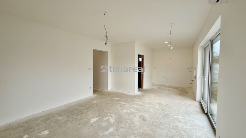 * novostavba moderného 3i domu, Vlčany, centrum - Priestranná izba so sádrovou omietkou a veľkými oknami v rodinnom dome.