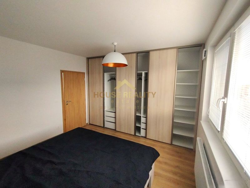 Prenájom 2 izb. byt NOVOSTAVBA, Ivanská cesta, Bratislava II. Ružinov - Spálňa v 2-izbovom byte s podlahou s dreveným dekorom a vstavaným šatníkom.