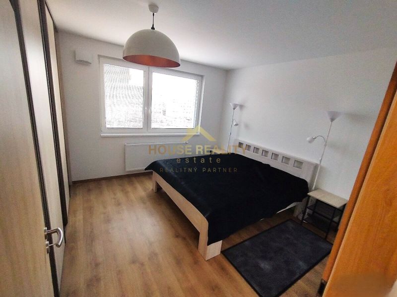 Prenájom 2 izb. byt NOVOSTAVBA, Ivanská cesta, Bratislava II. Ružinov - Spálňa s manželskou posteľou, lampami a podlahou s dreveným dekorom v 2-izbovom byte.