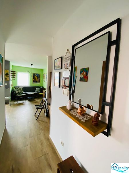 Brač(HR)–Apartmán s výhľadom na more - Chodba v rekreačnom apartmáne s podlahou s dreveným dekorom a zrkadlom na stene.