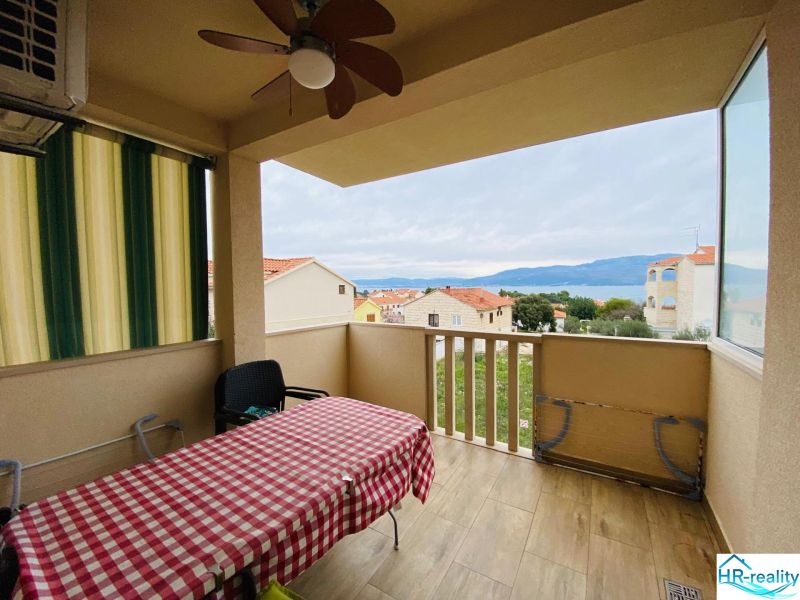 Brač(HR)–Apartmán s výhľadom na more - Rekreačný apartmán v Brači: terasa s výhľadom na more a podlaha s dreveným dekorom.