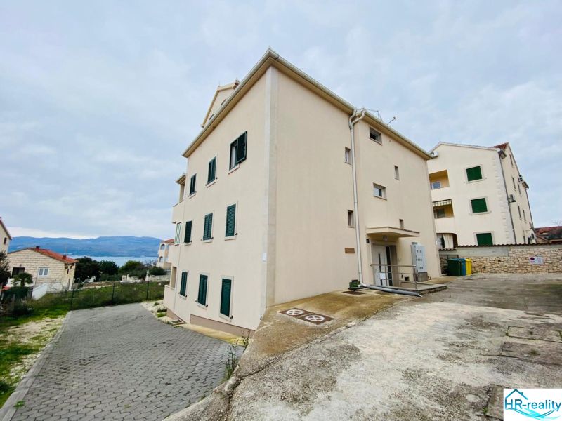 Brač(HR)–Apartmán s výhľadom na more - Rekreačný apartmán v Brači so vstupom vedúcim z betónovej príjazdovej cesty.