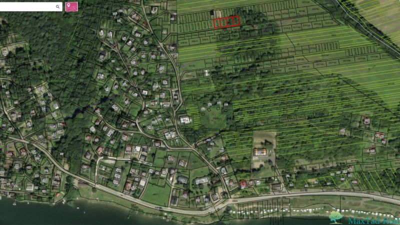 Investičná príležitosť. Pozemok s najkrajším výhľadom na Domaši. - Letecký pohľad na rekreačné pozemky v Novej Kelči, obklopené zeleňou a budovami.