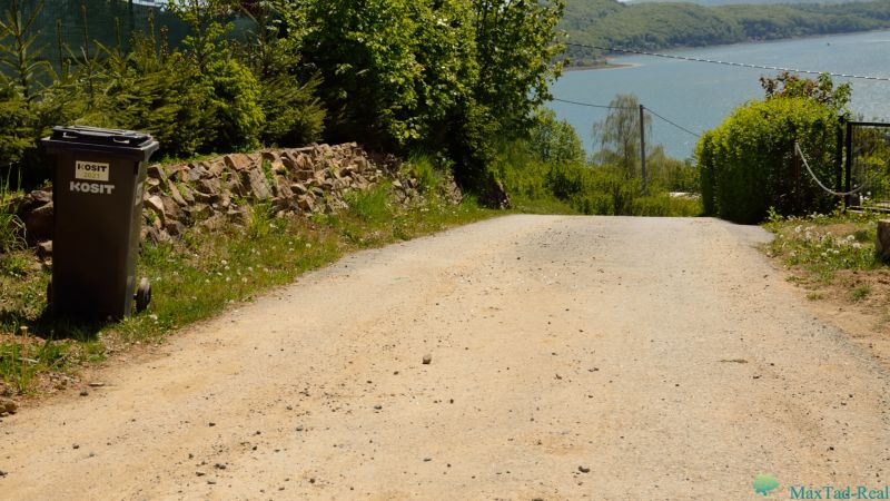 Investičná príležitosť. Pozemok s najkrajším výhľadom na Domaši. - Spevnená cesta, odpadkový kôš a výhľad na jazero v Novej Kelči, Rekreačné pozemky.