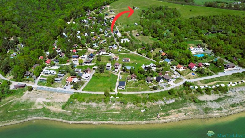 Investičná príležitosť. Pozemok s najkrajším výhľadom na Domaši. - Letecký pohľad na chatovú oblasť pri vodnej nádrži v Novej Kelči.