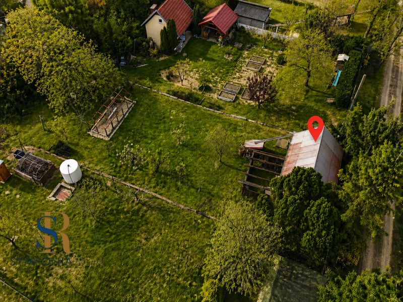 REZERVOVANÉ - Záhrada, ticho, vlastný priestor | pozemok s chatkou - Letecký pohľad na chatu na Mlynskej ulici v Báhoni, obklopenú zeleňou.