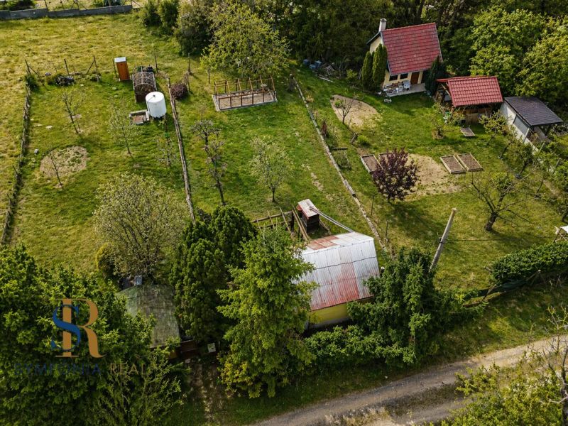 REZERVOVANÉ - Záhrada, ticho, vlastný priestor | pozemok s chatkou - Záhrada s chatou a záhradnými záhonmi na Mlynskej ulici v Báhoni.