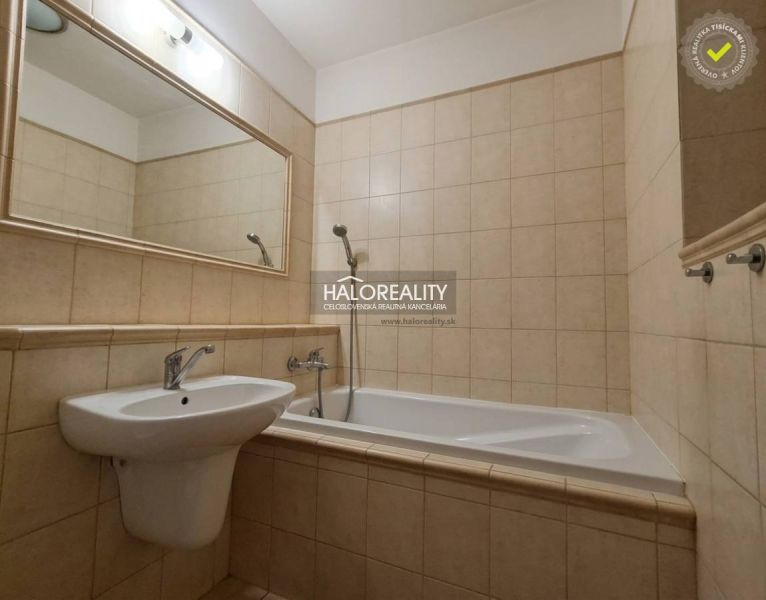Predaj, trojizbový byt Revúca, Panoramatický výhľad ... - Kúpeľňa v 3-izbovom byte s vaňou, umývadlom a veľkým zrkadlom na stene.