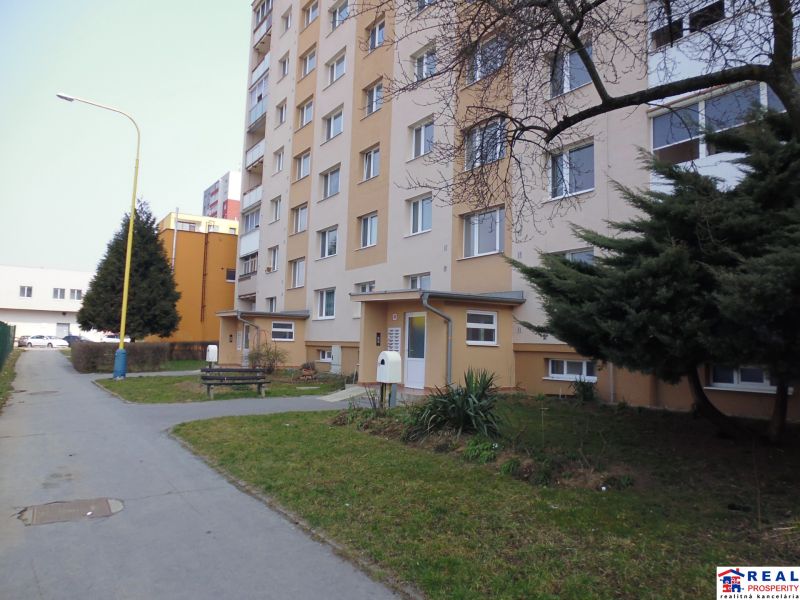 A.G.SVOBODU: Prenájom - 2-izb. ZARIADENÝ byt, 57 m2, 6.p.- REZERVOVANÝ - Bytovka na ulici G.Svobodu v Prešove s predzáhradkou a chodníkom k 2-izbovému bytu.