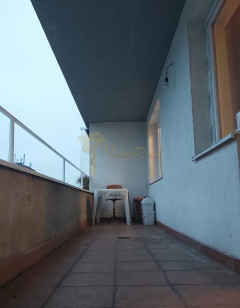 1-izb. byt, Krížná ul., Staré Mesto s veľkou lodžiou - Balkón s terasovou dlažbou a plastovým nábytkom v 1-izbovom byte.