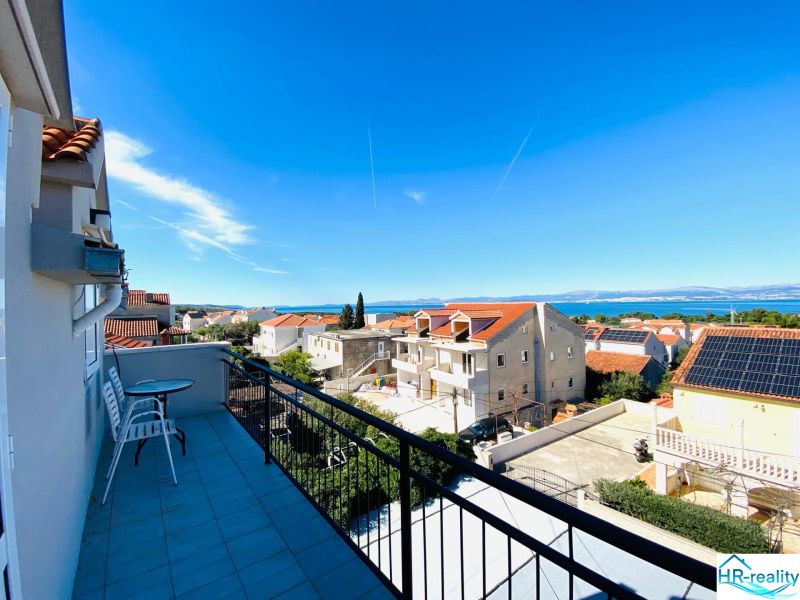 Brač(HR)–Zariadený apartmán 56m2 s výhľadom na more - Brač ponúka z rekreačného apartmánu krásny výhľad na more a strechy domov.