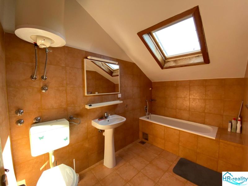 Brač(HR)–Zariadený apartmán 56m2 s výhľadom na more - Kúpeľňa v rekreačnom apartmáne s vaňou a strešným oknom.