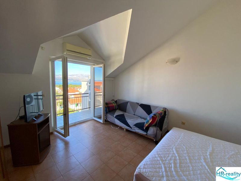 Brač(HR)–Zariadený apartmán 56m2 s výhľadom na more - Izba v Rekreačnom apartmáne s balkónom a výhľadom na more, televízorom a gaučom.