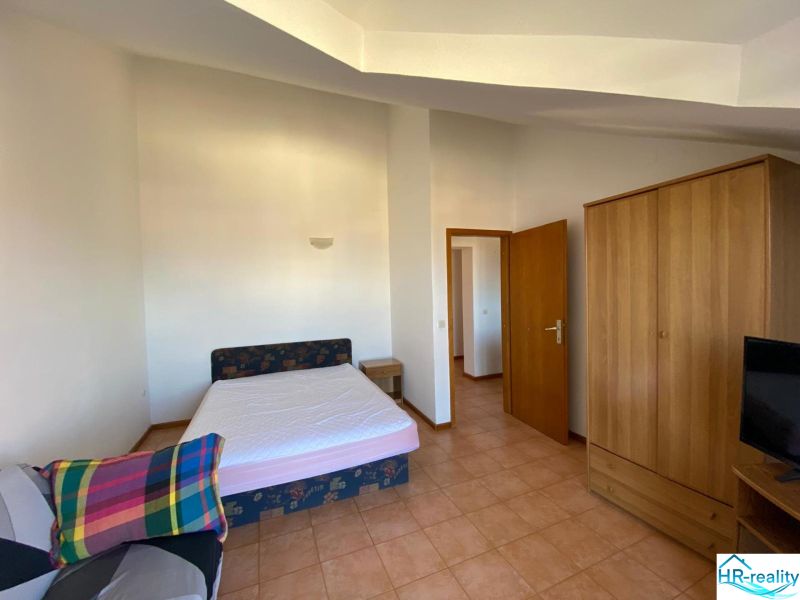 Brač(HR)–Zariadený apartmán 56m2 s výhľadom na more - Spálňa v rekreačnom apartmáne s posteľou, skriňou a televízorom.