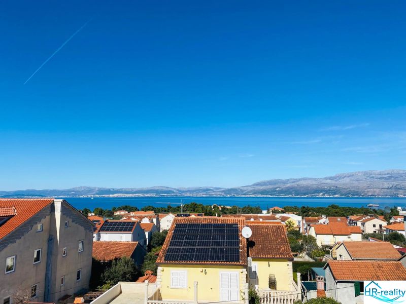 Brač(HR)–Zariadený apartmán 56m2 s výhľadom na more - Výhľad na more a strechy domov pri rekreačnom apartmáne na Brači.