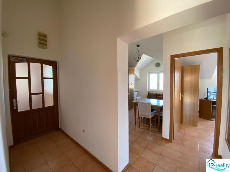 Brač(HR)–Zariadený apartmán 56m2 s výhľadom na more - Chodba v rekreačnom apartmáne s keramickou podlahou, jedálenský kút a izba v pozadí.