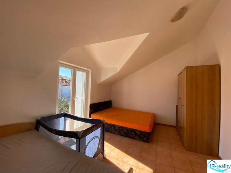 Brač(HR)–Zariadený apartmán 56m2 s výhľadom na more - Spálňa v Rekreačnom apartmáne s posteľami, skriňou a detskou postieľkou.