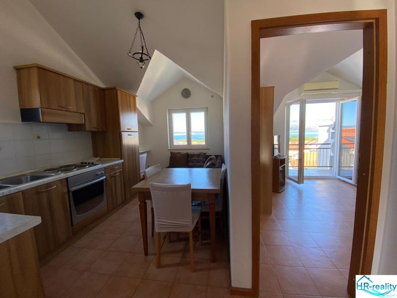 Brač(HR)–Zariadený apartmán 56m2 s výhľadom na more - Kuchyňa rekreačného apartmánu s drevenými skrinkami a výhľadom na more.