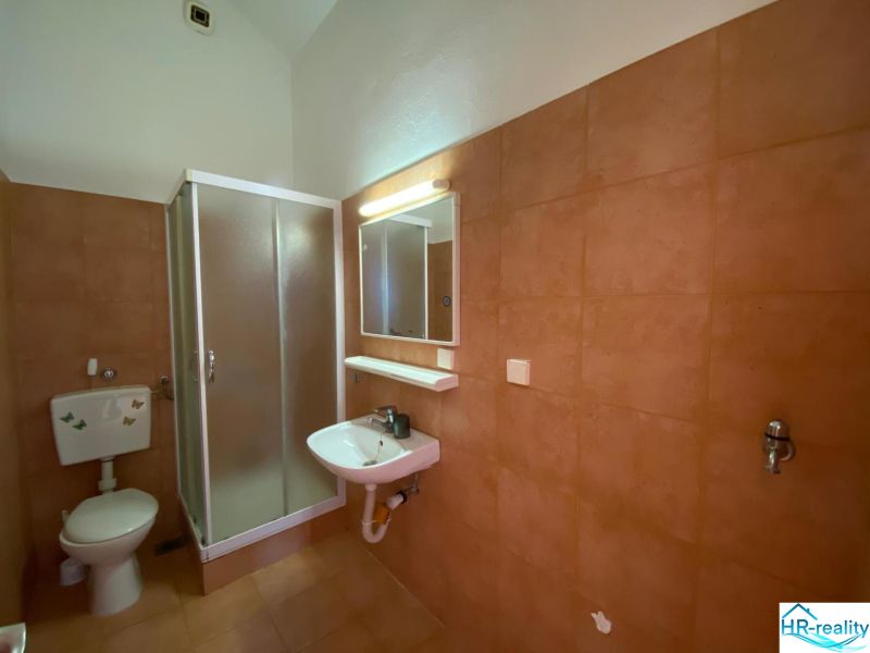 Brač(HR)–Zariadený apartmán 56m2 s výhľadom na more - Kúpeľňa v rekreačnom apartmáne s umývadlom a sprchovacím kútom.