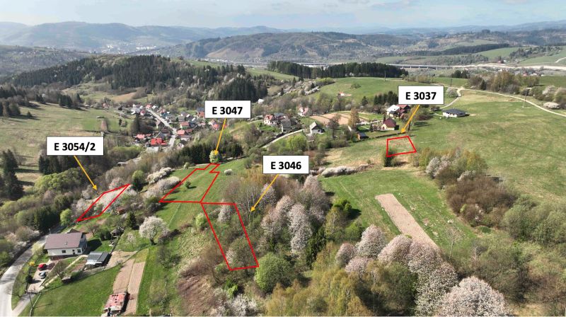Svrčinovec (Komasácia) – 1/1 POZEMKY pri obci - Poľnohospodárske a lesné pozemky v Svrčinovci so zvýraznenými parcelami a okolitou krajinou.