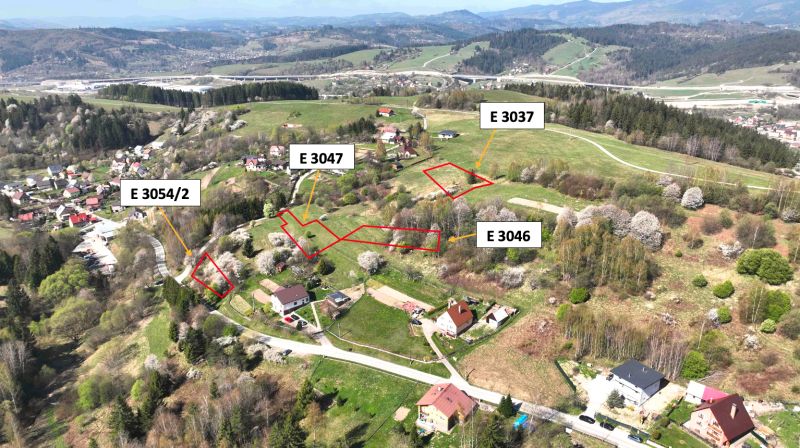 Svrčinovec (Komasácia) – 1/1 POZEMKY pri obci - Letecký pohľad na poľnohospodárske a lesné pozemky v Svrčinovci s označenými parcelami.