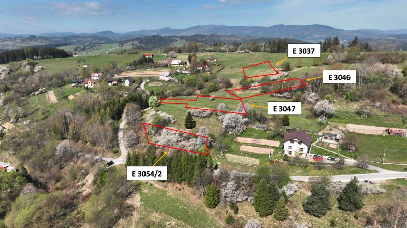 Svrčinovec (Komasácia) – 1/1 POZEMKY pri obci - Letecký pohľad na poľnohospodárske a lesné pozemky v Svrčinovci s označenými parcelami.