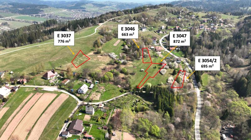 Svrčinovec (Komasácia) – 1/1 POZEMKY pri obci - Letecký pohľad na poľnohospodárske a lesné pozemky v Svrčinovci s označenými parcelami.