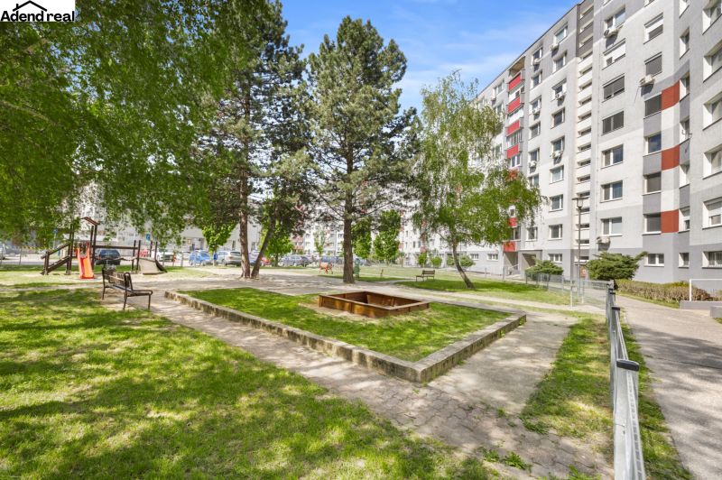 Na prenájom príjemný 3 izbový byt, Vrakuňa, 77 m2. - Dvor plný zelene s lavičkami a pieskoviskom na Kríkovej ulici, Bratislava - Vrakuňa.