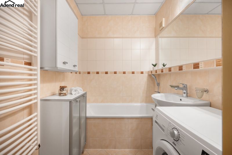 Na prenájom príjemný 3 izbový byt, Vrakuňa, 77 m2. - Kúpeľňa v 3-izbovom byte s vaňou, práčkou a skrinkou.