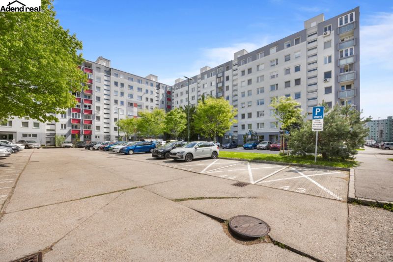 Na prenájom príjemný 3 izbový byt, Vrakuňa, 77 m2. - Parkovisko pred bytovým domom na Kríkovej ulici v Bratislave, Vrakuňa.