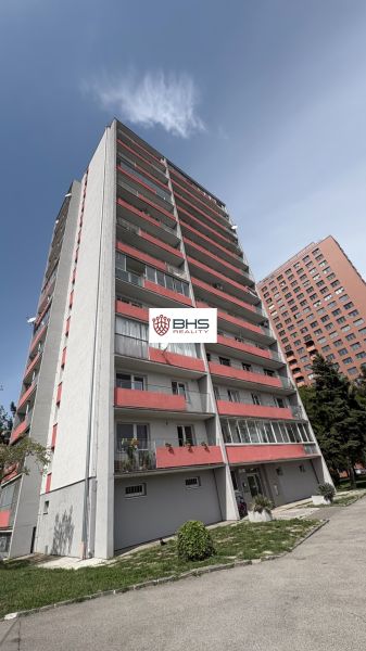Prenájom 2i-byt s lodžiou s krásnym výhľadom na Račianskej ulici - Výšková budova na Račianskej ulici v BAIII pre 2-izbový byt.