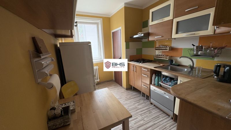Prenájom 2i-byt s lodžiou s krásnym výhľadom na Račianskej ulici - Kuchyňa 2-izbového bytu, zariadená kuchynská linka a podlaha s dreveným dekorom.