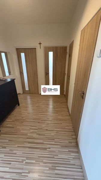 Prenájom 2i-byt s lodžiou s krásnym výhľadom na Račianskej ulici - Chodba s viacerými dverami a podlahou s dreveným dekorom v 2-izbovom byte.