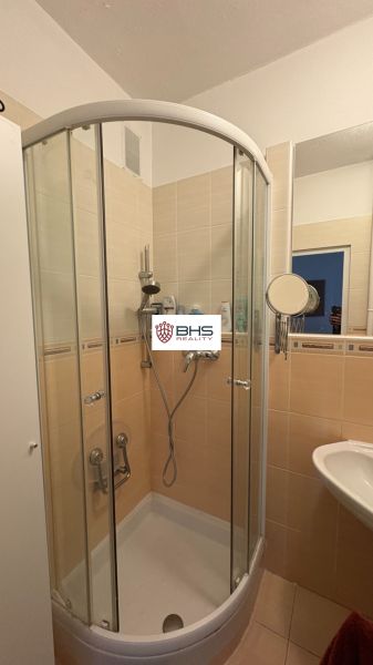 Prenájom 2i-byt s lodžiou s krásnym výhľadom na Račianskej ulici - Kúpeľňa so sprchovacím kútom v 2-izbovom byte, obkladačky krémovej farby.