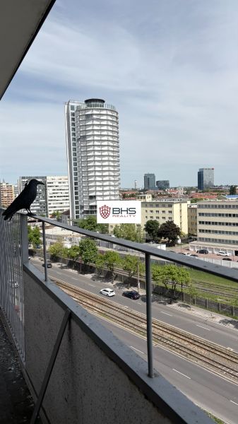 Prenájom 2i-byt s lodžiou s krásnym výhľadom na Račianskej ulici - Výhľad z balkóna 2-izbového bytu na Račianskej ulici v BAIII s panorámou mesta.