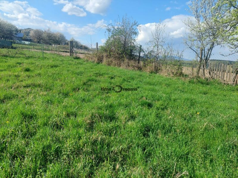 EXKLUZÍVNE NA PREDAJ – pekný pozemok na stavbu domu alebo chaty BUDINÁ - Pozemky na bývanie v dedine Budiná, zelené pastviny a oplotené plochy.