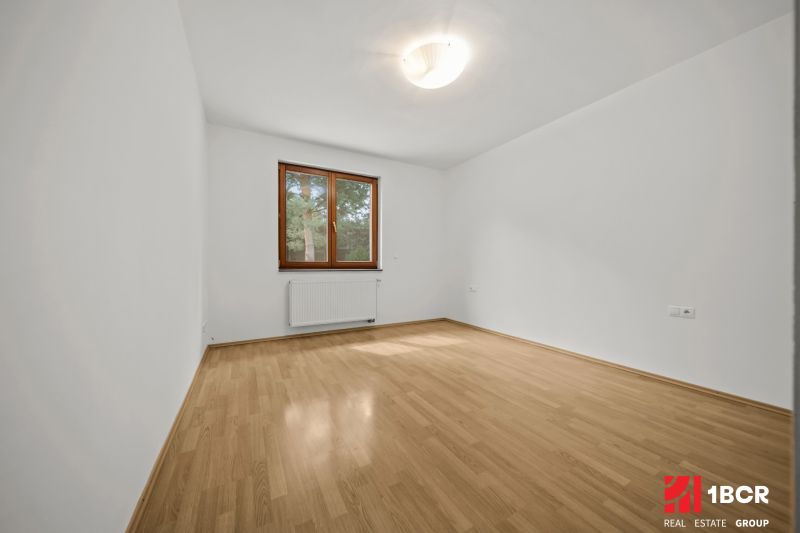 5 IZB.ROD.DOM S UNIKÁTNYM POZEMKOM - JURSKÁ, NOVÉ MESTO - Izba v rodinnom dome s oknom, bielymi stenami a podlahou s dreveným dekorom.
