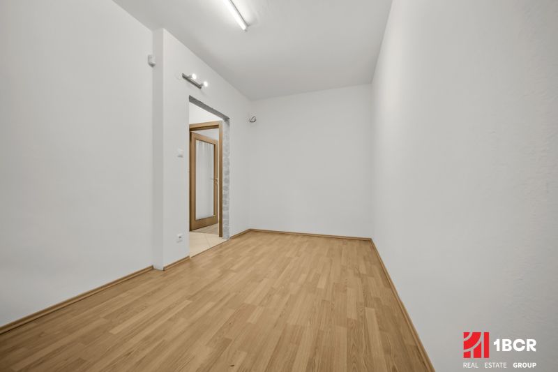 5 IZB.ROD.DOM S UNIKÁTNYM POZEMKOM - JURSKÁ, NOVÉ MESTO - Biela miestnosť s podlahou s dreveným dekorom a sklenenými dverami v rodinnom dome.