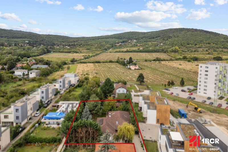 5 IZB.ROD.DOM S UNIKÁTNYM POZEMKOM - JURSKÁ, NOVÉ MESTO - Rodinný dom na Jurskej ulici v Bratislave - Novom Meste obklopený zeleňou a modernými budovami.