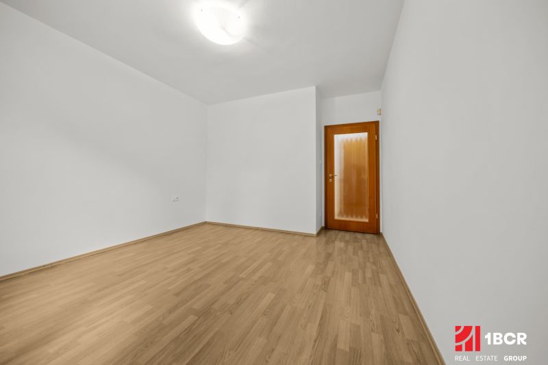 5 IZB.ROD.DOM S UNIKÁTNYM POZEMKOM - JURSKÁ, NOVÉ MESTO - Izba s bielymi stenami, podlaha s dreveným dekorom, dvojkrídlové dvere.