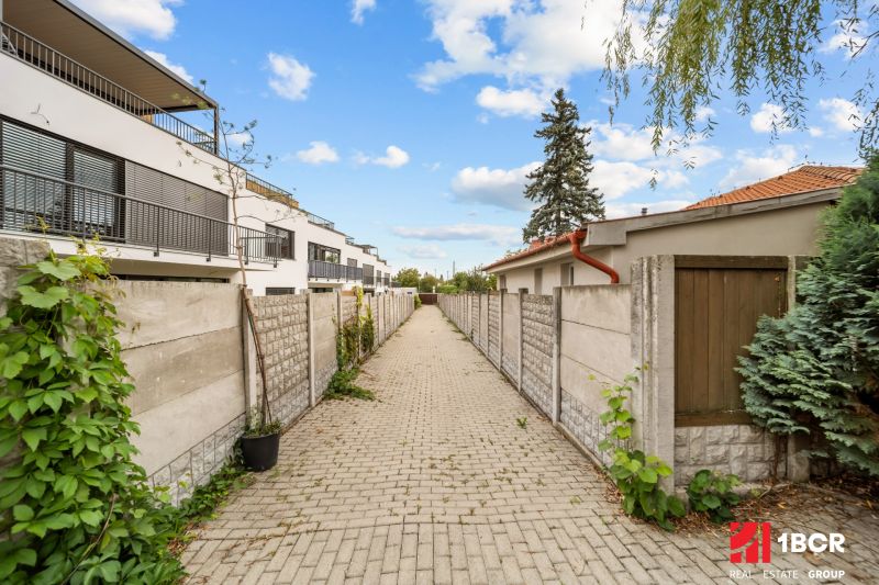 5 IZB.ROD.DOM S UNIKÁTNYM POZEMKOM - JURSKÁ, NOVÉ MESTO - Chodník medzi budovami na Jurskej ulici v Bratislave - Novom Meste, vedľa rodinného domu.