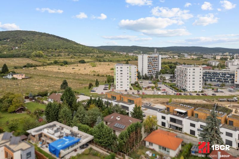 5 IZB.ROD.DOM S UNIKÁTNYM POZEMKOM - JURSKÁ, NOVÉ MESTO - Výhľad na rodinné domy a bytové komplexy v Bratislave - Novom Meste na Jurskej.