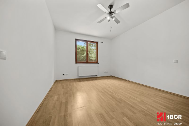 5 IZB.ROD.DOM S UNIKÁTNYM POZEMKOM - JURSKÁ, NOVÉ MESTO - Izba v Rodinnom dome s podlahou s dreveným dekorom, ventilátorom a oknom s výhľadom.